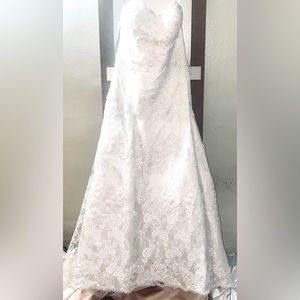 Beautiful- new - size 10 - white - great for anyone slimmer than me lol..